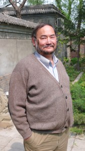 Den kinesisk -amerikanske miljøforkjemperen og videoprodusenten John D. Liu er en stor beundrer av den norske filosofen Arne Næss sr. og hans begrep dyp økologi. Dagens miljøkamp er kosmetisk. Vi må gå til roten av problemene , mener Liu. (foto: Arne Storrønningen)