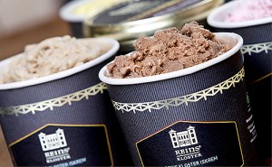 Reins Kloster produserer økologisk is i  mange smaksvarianter. (foto: Produsent)
