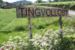 HISTORISK: Saghaug gård hvor osteprodusenten holder til har røtter tilbake til det tidlige 1300-tallet. I dag bor det fire generasjoner sammen på bruket. (Foto: Arne Storrønningen)