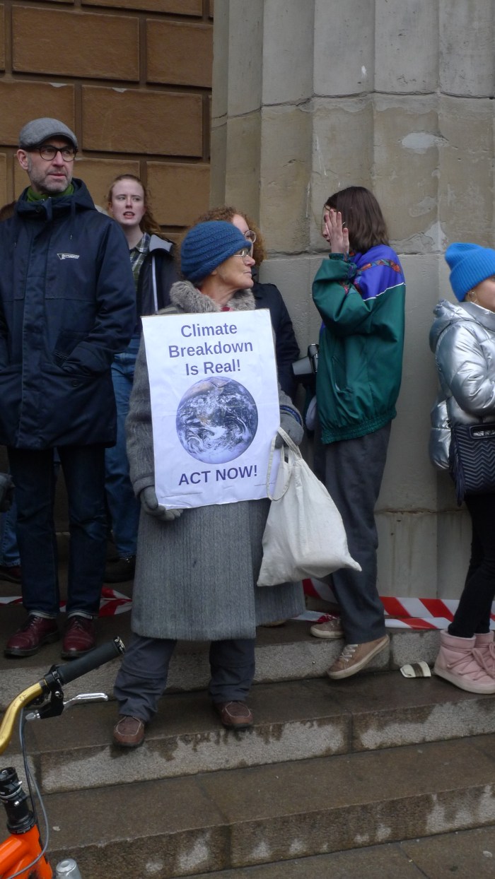 fivhmag 219 mynttorget 150319 eldre dame med plakat