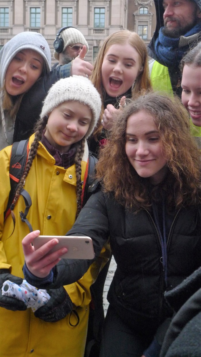 fivhmag 219 mynttorget greta med selfijenter (2)